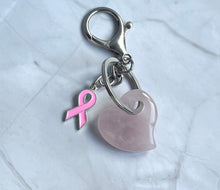 Charger l&#39;image dans la galerie, Porte clé bijou de sac octobre rose en acier inoxydable avec cœur quartz rose et ruban rose
