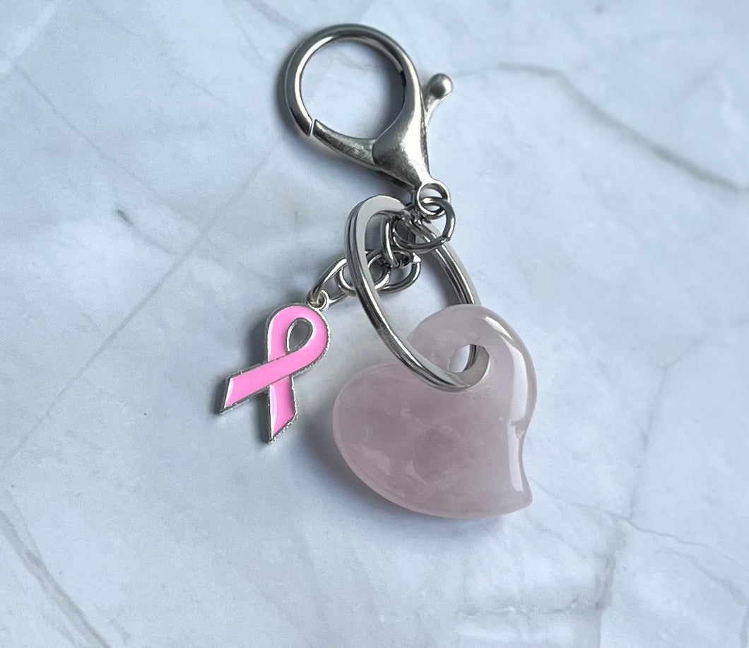 Porte clé bijou de sac octobre rose en acier inoxydable avec cœur quartz rose et ruban rose