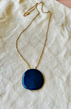 Charger l&#39;image dans la galerie, Collier COCO avec pendentif en résine et acier inox
