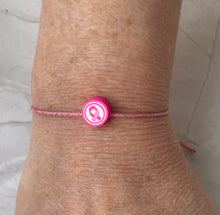 Charger l&#39;image dans la galerie, Bracelet octobre rose en Coton Rose fils d’or Coulissant perle silicone ruban rose
