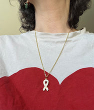 Charger l&#39;image dans la galerie, Collier octobre rose en acier inoxydable doré à l’or fin avec pendentifs ruban strass or
