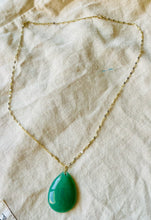 Charger l&#39;image dans la galerie, Collier LOUISE avec pierre naturelle en Aventurine verte et acier inox
