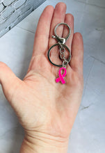 Charger l&#39;image dans la galerie, Porte clé bijou de sac octobre rose en acier inoxydable avec ruban rose
