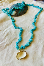 Charger l&#39;image dans la galerie, Long collier TAHITI en turquoise avec pendentif coquillage naturel

