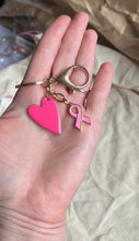 Charger l&#39;image dans la galerie, Porte clé bijou de sac octobre rose en acier inoxydable doré avec cœur rose vif et ruban rose clair

