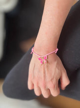 Charger l&#39;image dans la galerie, Bracelet octobre rose en Coton Rose Coulissant charm papillon rose avec mini ruban
