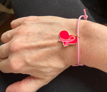 Charger l&#39;image dans la galerie, Bracelet octobre rose en Coton Rose Coulissant charm cœur avec ruban rose
