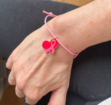 Charger l&#39;image dans la galerie, Bracelet octobre rose en Coton Rose Coulissant charm cœur avec ruban rose
