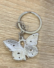 Charger l&#39;image dans la galerie, Porte clé Octobre Rose papillon et ruban rose
