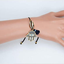 Charger l&#39;image dans la galerie, STRASS &amp; PAILLETTES Bracelet en Coton Noir avec Coquillage doré, Pompon Noir et Main de Fatma tissé en Perles. Bracelet Lien Coulissant Coquillage et Perle tissé
