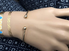 Charger l&#39;image dans la galerie, Bracelet Octobre Rose. Bracelet jonc Noeud avec Un Ruban doré et l&#39;inscription Courage. BRACELET Cancer
