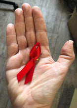 Charger l&#39;image dans la galerie, Broche Pin&#39;s Ruban Rouge en Tissu sur Une épingle. Pin&#39;s Sidaction. Pin&#39;s Ruban Rouge Symbole de la Lutte Contre Le SIDA
