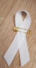 Charger l&#39;image dans la galerie, Lot de 40 Pin&#39;s + 10 Offert Ruban Blanc en Tissu sur Une épingle. Rubans Contre la Violence Faites aux Femmes
