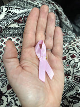 Charger l&#39;image dans la galerie, Lot de 130 Pin&#39;s Ruban Rose en Tissu sur Une épingle. Broche Octobre Rose. Lutte Contre Le Cancer
