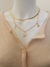 Charger l&#39;image dans la galerie, Collier VALENTINE maille rectangle avec 3 pendentifs amour
