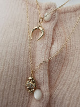 Charger l&#39;image dans la galerie, Collier Fatima Luna Deux Rangs Chaine lune et main de Fatma
