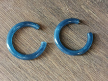 Charger l&#39;image dans la galerie, Boucle oreille SHEILA créole en résine bleu pétrole
