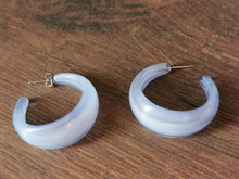 Charger l&#39;image dans la galerie, Boucle oreille PETULA créole en résine bleu ciel
