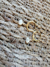 Charger l&#39;image dans la galerie, Boucle oreille CHANTAL mini créole en plaqué or avec perle d&#39;eau douce irrégulière
