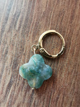 Charger l&#39;image dans la galerie, Boucle oreille LUCIE mini créole trèfle en agate indienne
