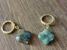 Charger l&#39;image dans la galerie, Boucle oreille LUCIE mini créole trèfle en agate indienne
