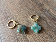 Charger l&#39;image dans la galerie, Boucle oreille LUCIE mini créole trèfle en agate indienne
