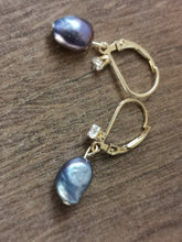 Charger l&#39;image dans la galerie, Boucle oreille DIANE dormeuse avec une perle d&#39;eau douce irrégulière noire
