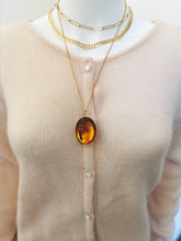 Charger l&#39;image dans la galerie, Collier sautoir AMBROSIOS. chaine en acier inoxydable  et médaillon ambre
