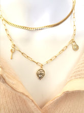 Charger l&#39;image dans la galerie, Collier VALENTINE maille rectangle avec 3 pendentifs amour
