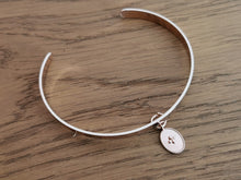 Charger l&#39;image dans la galerie, Bracelet manchette THERESA  jonc avec un médaillon avec une croix
