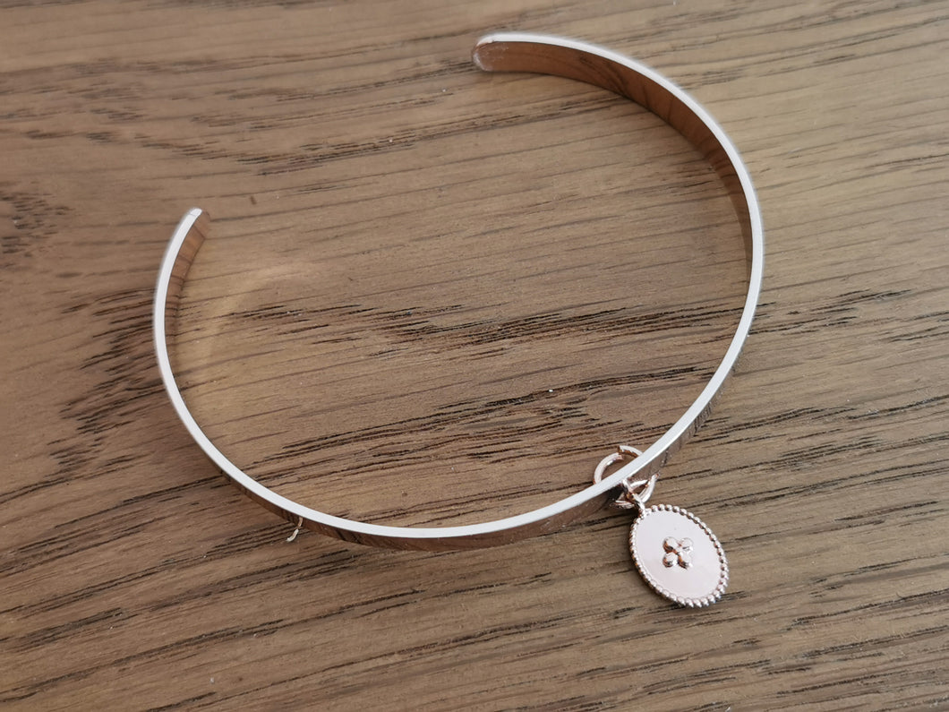Bracelet manchette THERESA  jonc avec un médaillon avec une croix