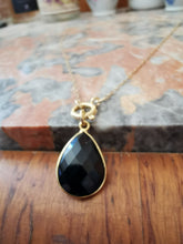 Charger l&#39;image dans la galerie, Charms pendentif goutte KÄLÎ en pierre naturelle et plaqué or
