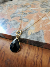 Charger l&#39;image dans la galerie, Charms pendentif goutte KÄLÎ en pierre naturelle et plaqué or
