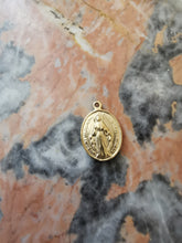 Charger l&#39;image dans la galerie, Charms pendentif MARIE médaillon ovale Vierge Marie doré

