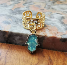 Charger l&#39;image dans la galerie, Bague large ALYA doré et breloque main de Fatma bleue
