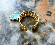 Charger l&#39;image dans la galerie, Bague large ALYA doré et breloque main de Fatma bleue

