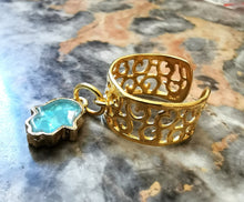 Charger l&#39;image dans la galerie, Bague large ALYA doré et breloque main de Fatma bleue
