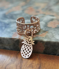 Charger l&#39;image dans la galerie, Bague large LUCIA doré rose et breloque ananas
