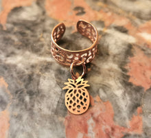 Charger l&#39;image dans la galerie, Bague large LUCIA doré rose et breloque ananas
