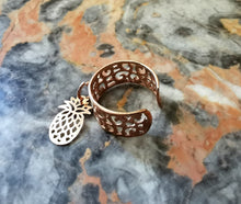 Charger l&#39;image dans la galerie, Bague large LUCIA doré rose et breloque ananas
