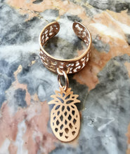 Charger l&#39;image dans la galerie, Bague large LUCIA doré rose et breloque ananas
