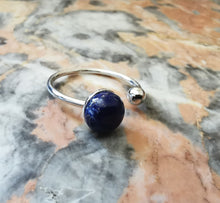Charger l&#39;image dans la galerie, Bague Cora avec boule argenté et lapis lazulli
