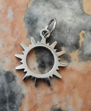 Charger l&#39;image dans la galerie, Charms pendentif RÂ soleil
