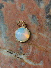 Charger l&#39;image dans la galerie, Charms pendentif rond LUNA en pierre de lune
