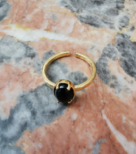 Charger l&#39;image dans la galerie, Bague Aretha en plaqué or et onyx noire
