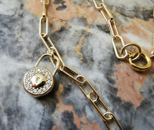 Charger l&#39;image dans la galerie, Collier VALENTINE maille rectangle avec 3 pendentifs amour
