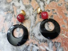 Charger l&#39;image dans la galerie, Boucle oreille JEANNE en résine rouge et noire
