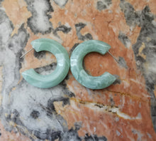 Charger l&#39;image dans la galerie, Boucle oreille NICOLETTA créole en résine vert eau
