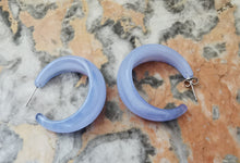 Charger l&#39;image dans la galerie, Boucle oreille PETULA créole en résine bleu ciel
