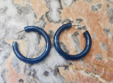 Charger l&#39;image dans la galerie, Boucle oreille SHEILA créole en résine bleu pétrole
